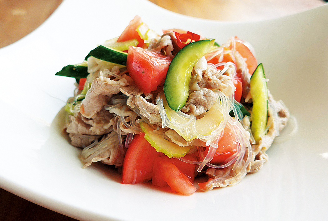 食欲をそそるナンプラー さっぱりクセになるサラダ トマトと豚しゃぶのエスニックサラダ 簡単 まるいと印の旬レシピ 糸島の食 Ja糸島 糸島農業協同組合